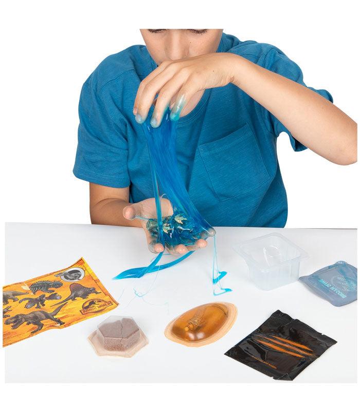 Jurassic World Captivz Dominion Surprise Egg playing with egg